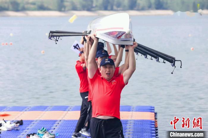 在乌兰木伦湖畔启幕的2022第四届鄂尔多斯赛艇大