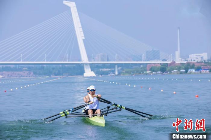 在乌兰木伦湖畔启幕的2022第四届鄂尔多斯赛艇大