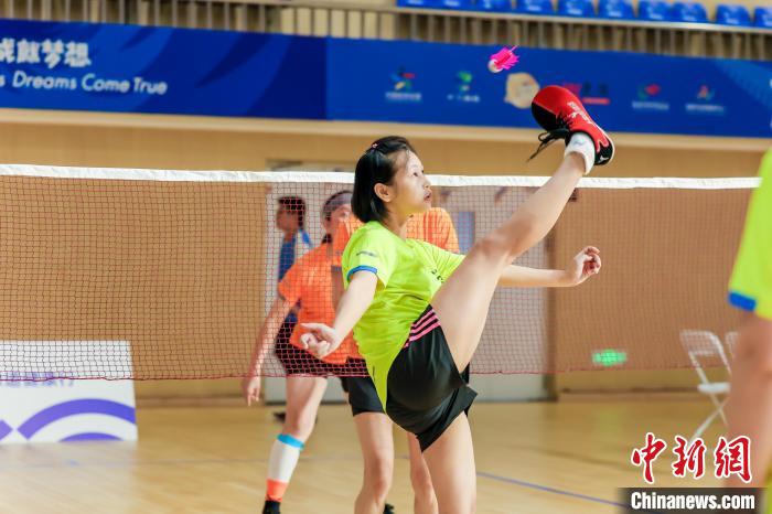 川渝毽球高手成都“以球会友”秀绝活