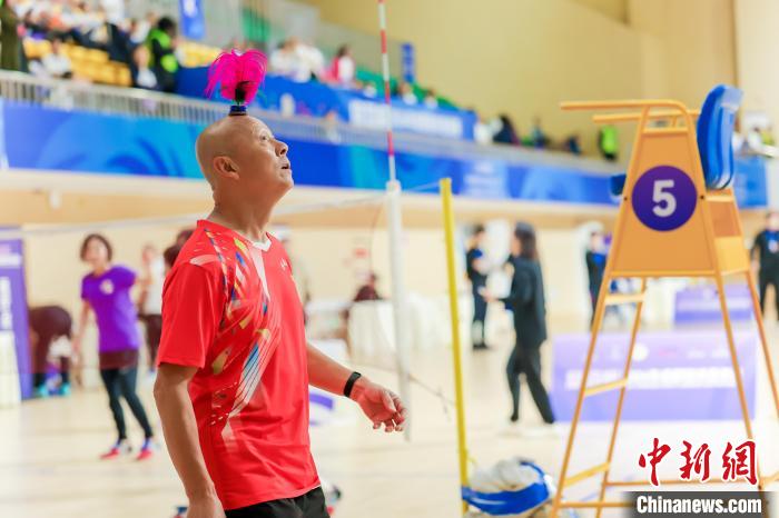 川渝毽球高手成都“以球会友”秀绝活