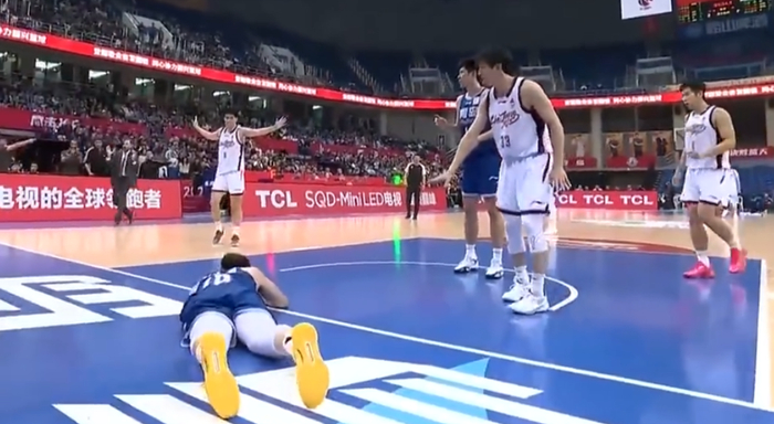 王奕博转会青岛首战对阵旧主浙江 比赛胶着犯规