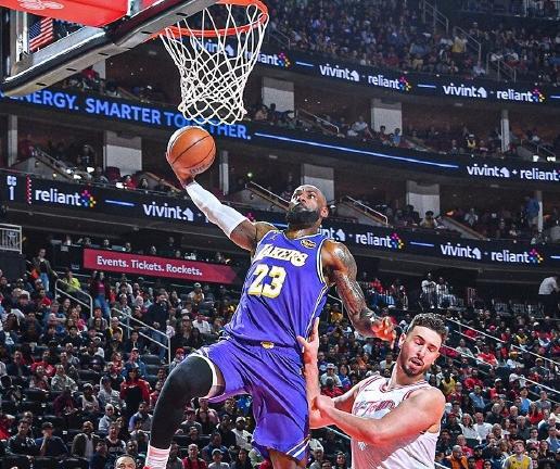 詹姆斯30分创历史纪录 湖人逆转火箭稳居西部第