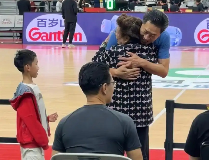 李春江或于禁赛期满回归广东男篮 欢姨互动引发